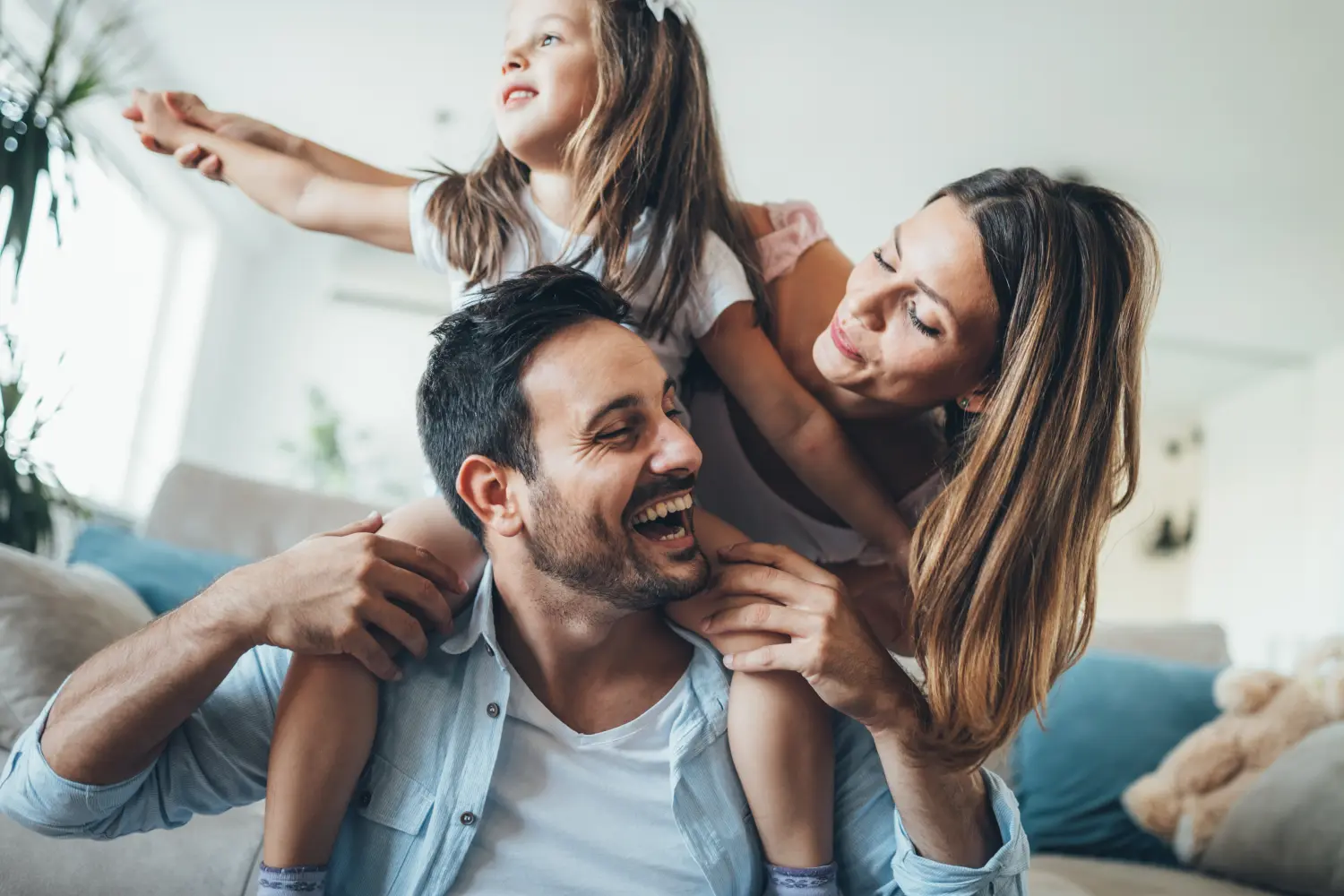 Eine glückliche Familie, die sich zu Hause amüsiert 